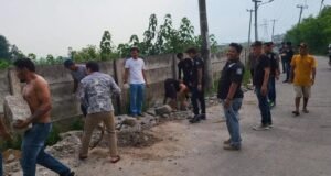 Puluhan Relawan AA Dan Karang Taruna, Melakukan Giat Urug Pelebaran Jalan