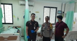 Bhabinkamtibmas Desa Kali Jaya, Polsek Cikarang Barat bantu Evakuasi Seorang ODGJ ke RSJ Soeharto Grogol