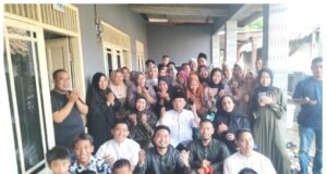 Keluarga Besar Almarhum H. Syukur bersama Ketua Fraksi Partai PKS, DPR RI DR H. Jazuli Juwaini, Mengucapkan Selamat Hari Raya Idul Fitri 1446 H.