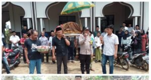 Babinkamtibmas Polsek Terbanggi Besar Ikut Mengantarkan Jenazah ke Kuburan, Tunjukkan Kepedulian