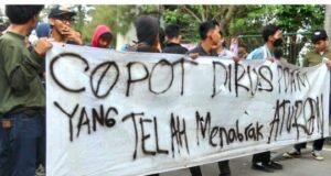 Bupati Bekasi Di Demo Mahasiswa Di Minta Batalkan SK Dirus PDAM.