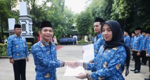 Om Zein Serahkan SK CPNS Formasi 2024: Tantangan Pengabdian Sebagai Abdi Negara