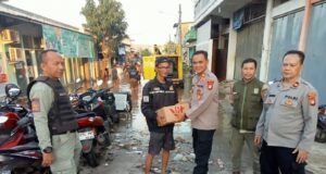 Kapolsek Setu Bersama Forkopimcam Tinjau Langsung Genangan Air Akibat Luapan Kali Sadang di Desa Ciledug