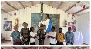 Satgas Yonif 700/WYC Tebar Kasih di Gereja Stalsi Sisilia Wuloni Dengan Cinta dab Alkitab