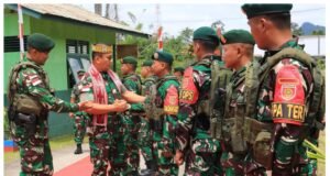 Satgas Pamtas Yonarhanud 1 Kostrad Terima Kunjungan Pangkogasgabpamtaswil Darat XII/Tanjungpura di Pos Kotis Gabma Entikong
