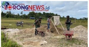 Satgas Pamtas Kewilayahan RI-PNG Yonif 410/Alugoro Bersama Warga Membangun Fasilitas Sekolah