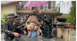 Prajurit Yonkav 6/NK Bantu Warga Terjebak Banjir di Asam Kumbang