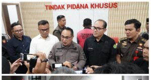 Tim Penyidik Pidsus Kejati Kepri Tahan Dirut PT BFG Tersangka Korupsi Pembangunan Jembatan Tanah Merah Bintan