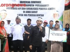 Bupati Purwakarta Om Zein Serahkan Kartu BPJS Ketenakerjaan Informal