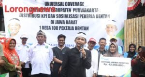 Bupati Purwakarta Om Zein Serahkan Kartu BPJS Ketenakerjaan Informal
