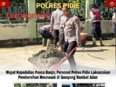 Wujud Kepedulian Pasca Banjir, Personel Polres Pidie Laksanakan Pembersihan Meunasah di Gampong Rambot Adan