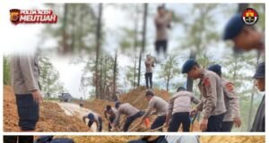 Respon Cepat Polri di Aceh Tengah Buka Akses Jalan Nasional Takengon Blang Kejeren, Personel Bantu Seberangkan Warga
