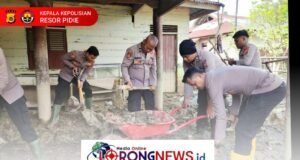 Polres Pidie Kembali Laksanakan Pembersihan Rumah Warga Terdampak Banjir di Kembang Tanjung