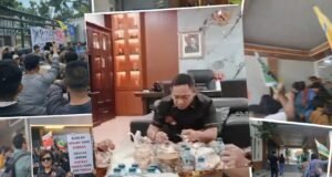 Ironi di Balik Gerbang Pemda Bekasi: Mahasiswa Adu Jotos dengan Petugas, Plt Bupati Lagi Asyik Makan Siang Bersama di Dalam Ruangan
