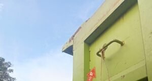 Geger…!!! Warga Temukan Mayat Pria Tergantung di Mobil Dumptruck