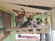 Satgas TMMD ke-128 Kodim 0420/Sarko Percepat Pemasangan Plafon Masjid Nurul Huda