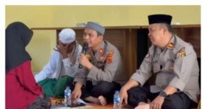 Waka Polsek Dampingi Kapolsek Sambangi Anak Yatim