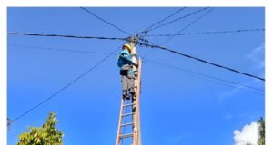 Heboh…!!! Dilorong CekDam Ibu-Ibu Meraung Dijalan, Kabel Wifi Diputuskan Petugas PLN