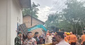 Wakapolres Bungo Pimpin Langsung Kelokasi Bencana Tanah Longsor di Desa Empelu