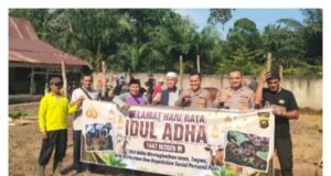 Sambut Idul Adha 1447 H, Kapolsek Pamenang Serahkan Satu Ekor Sapi Qurban untuk Warga Kenalip