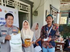 Hadir Tengah Masyarakat, Bhabinkamtibmas Polsek Cabangbungin Monitoring Penyaluran Bantuan Ketahanan Pangan