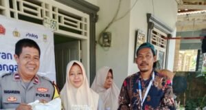 Hadir Tengah Masyarakat, Bhabinkamtibmas Polsek Cabangbungin Monitoring Penyaluran Bantuan Ketahanan Pangan