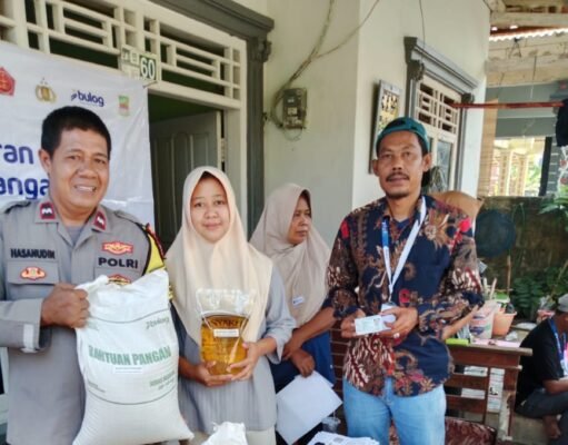 Hadir Tengah Masyarakat, Bhabinkamtibmas Polsek Cabangbungin Monitoring Penyaluran Bantuan Ketahanan Pangan