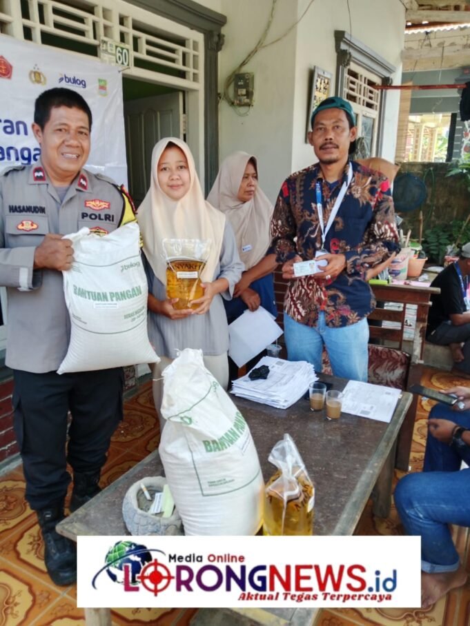 Hadir Tengah Masyarakat, Bhabinkamtibmas Polsek Cabangbungin Monitoring Penyaluran Bantuan Ketahanan Pangan
